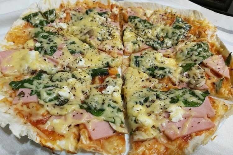 Пицца из лаваша с ветчиной и ананасами