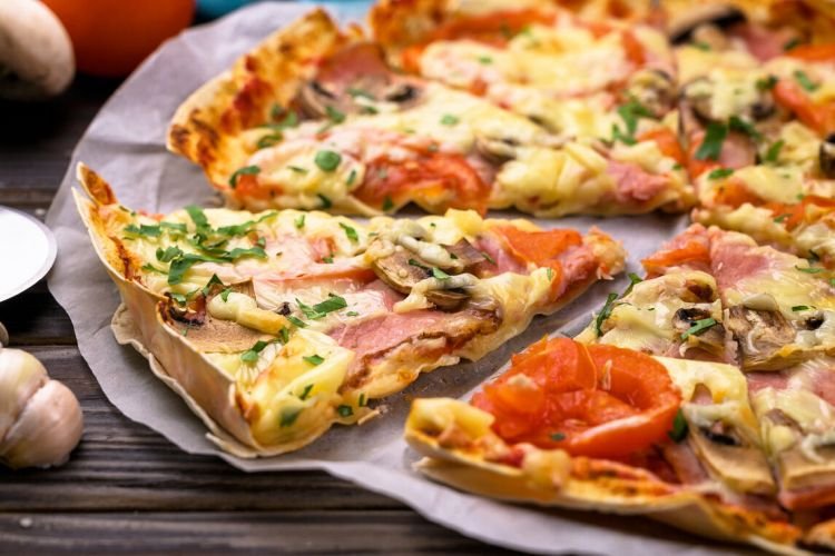 Пицца из лаваша с беконом