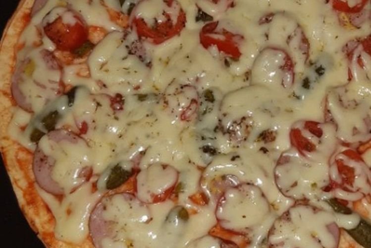 Пицца из лаваша с сосисками