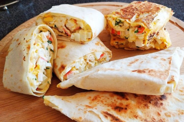 Конвертики из лаваша с крабовыми палочками