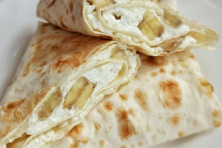 Конвертики из лаваша с творогом и бананом