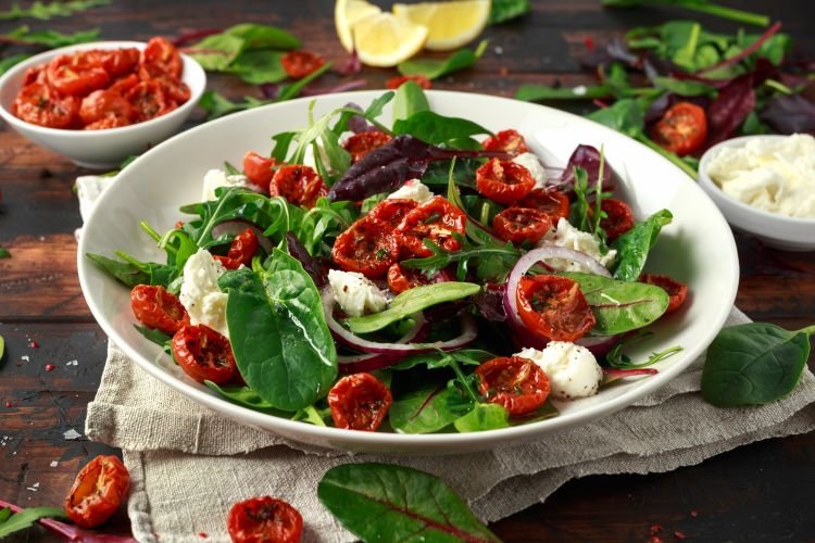 20 салатов с вялеными помидорами для настоящих гурманов