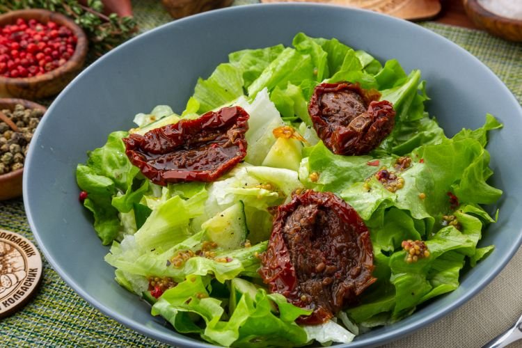 Салат с вялеными помидорами и кабачками