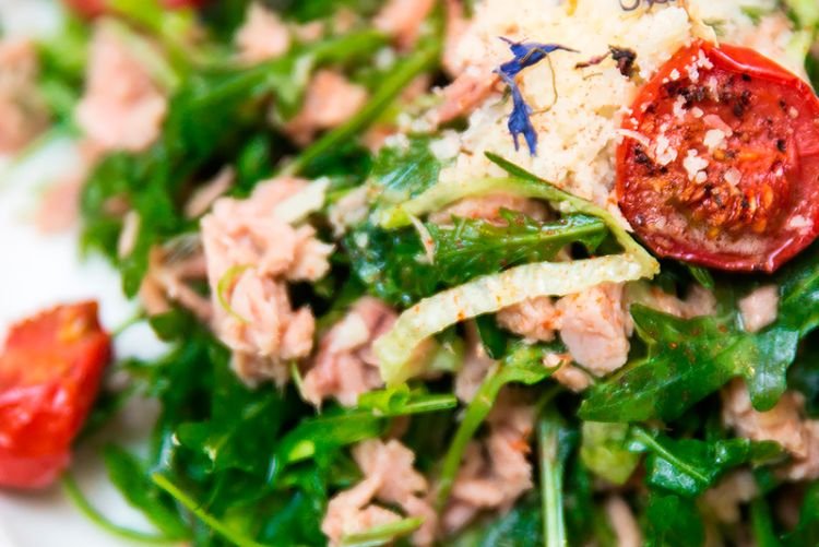 Салат с тунцом и вялеными помидорами