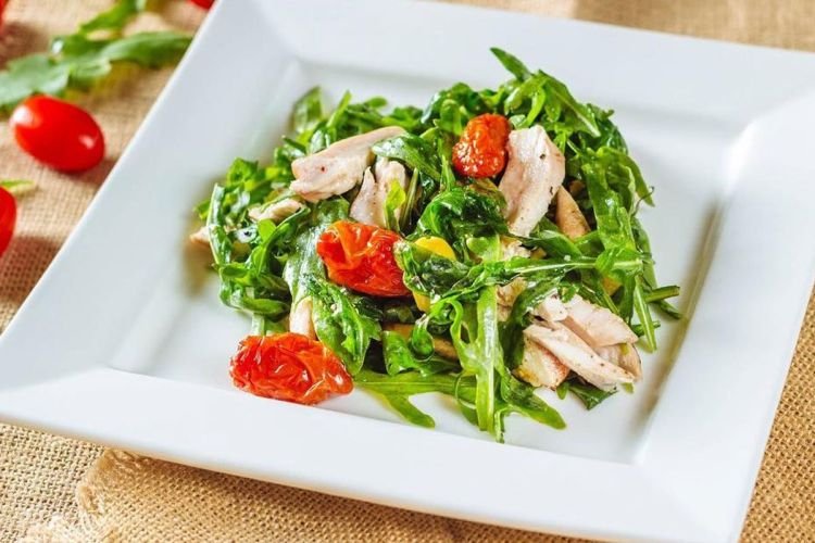 Салат с курицей, вялеными помидорами и оливками