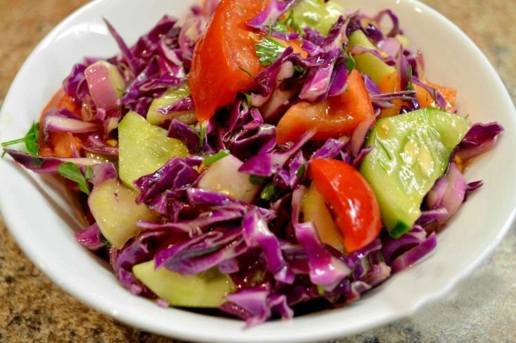 Салат с вялеными помидорами и краснокочанной капустой