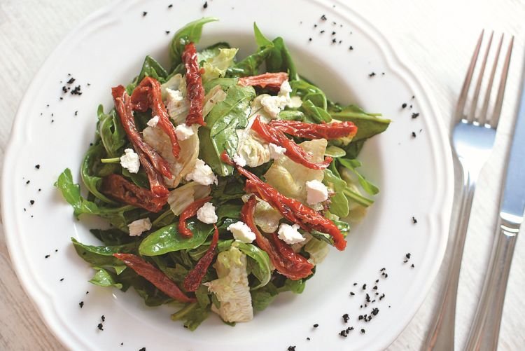 Салат из пекинской капусты с вялеными помидорами