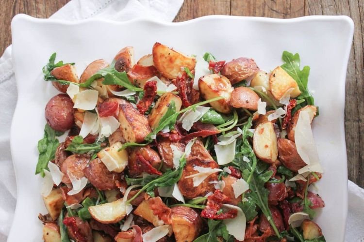 Салат с картошкой и вялеными помидорами