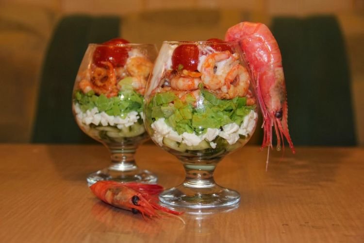 Салат с креветками и вялеными помидорами