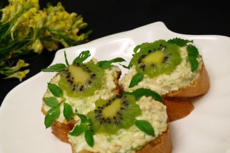 Бутерброды с печенью трески и киви