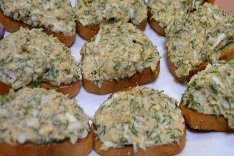 Бутерброды с печенью трески и зеленью