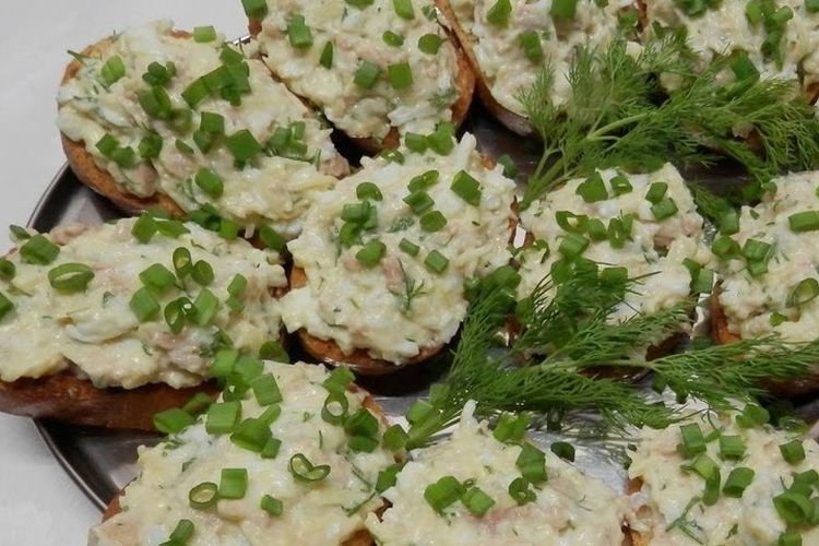 Бутерброды с крабовыми палочками и печенью трески