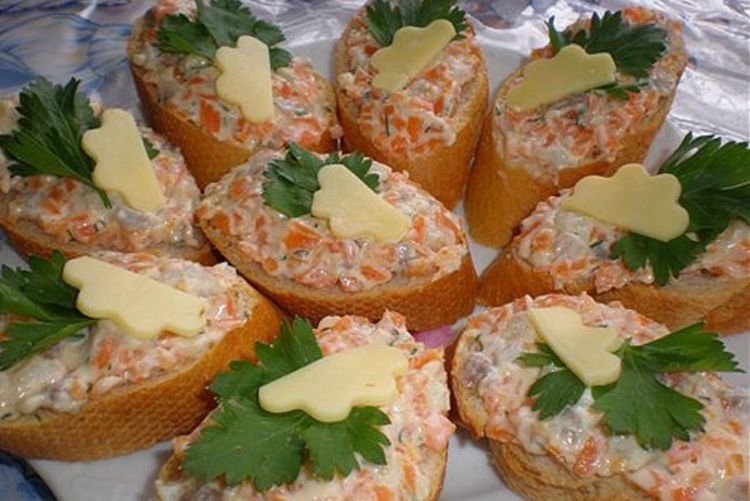 Бутерброды с печенью трески и морковью