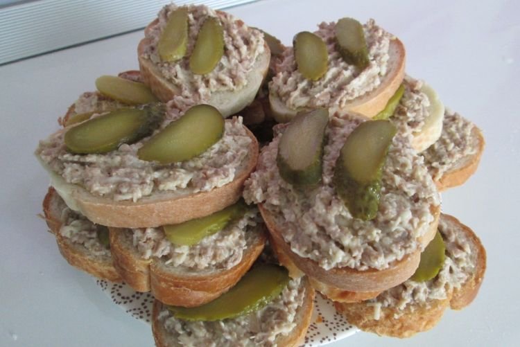 Бутерброды с печенью трески и зеленым горошком