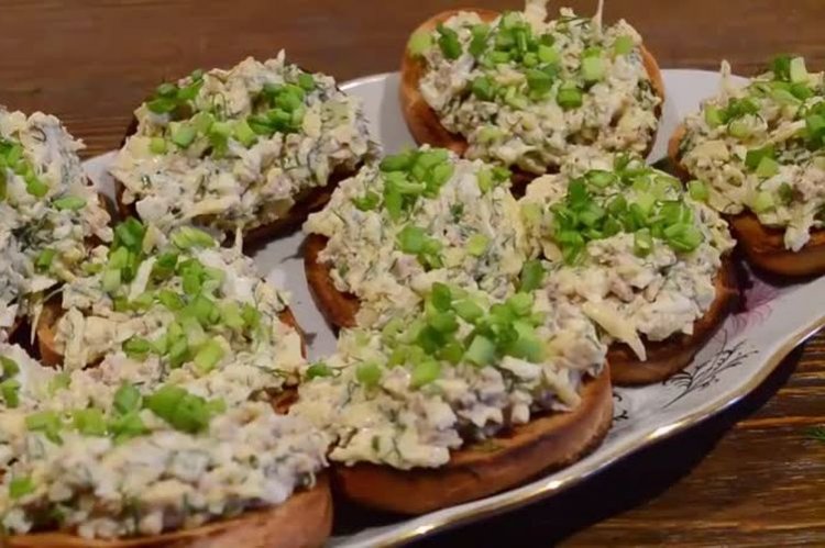 Бутерброды с печенью трески и сыром