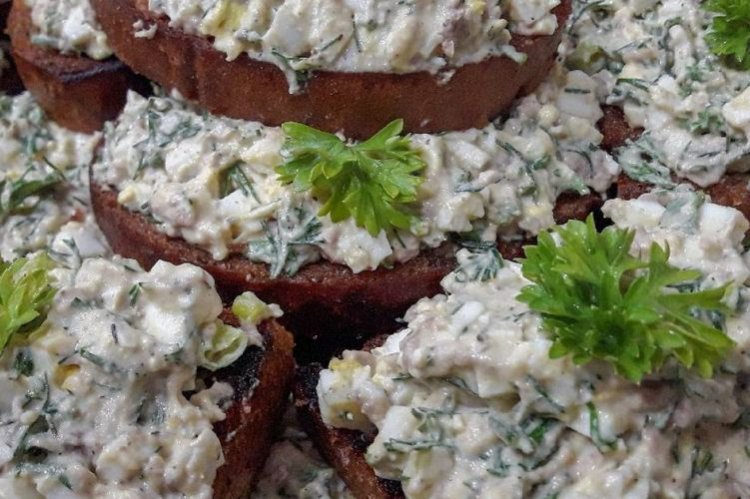 Бутерброды с печенью трески и рисом