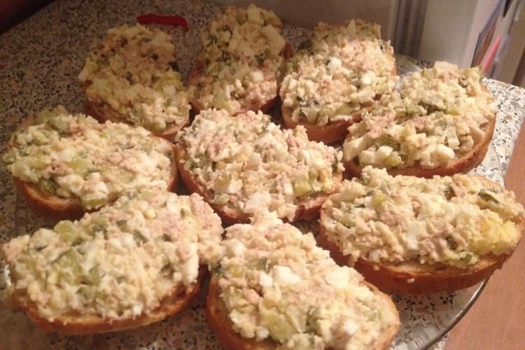 Бутерброды с печенью трески и соленым огурцом