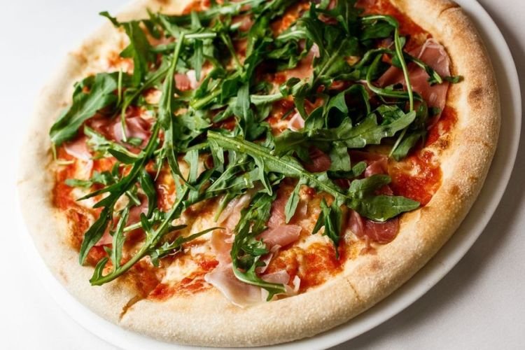Пицца с колбасой и рукколой