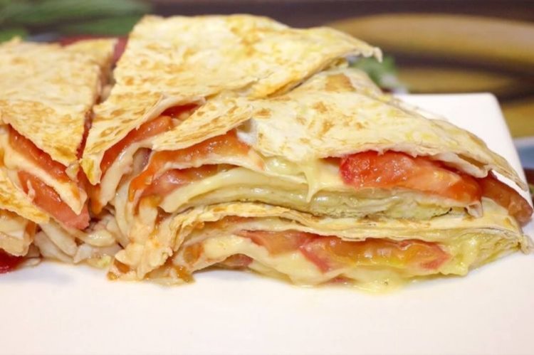 Слоеная пицца из лаваша в микроволновке