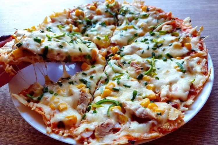 Пицца из лаваша с яйцом на сковороде