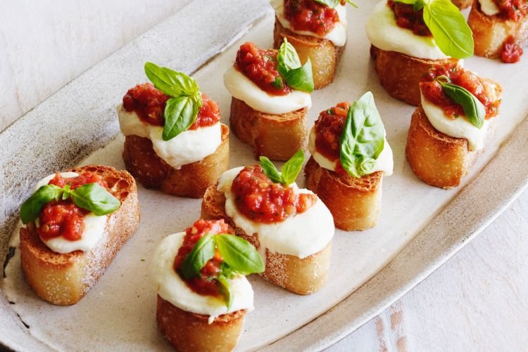 Канапе с рикоттой и медовыми томатами
