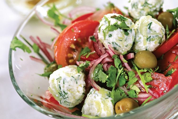 Салат с овощами и шариками рикотты