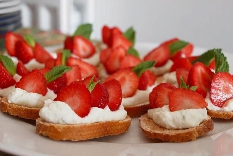 Брускетты с рикоттой и клубникой