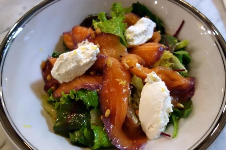 Салат с лососем и рикоттой