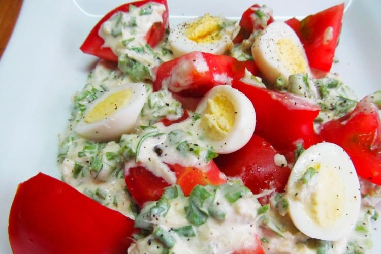 Салат с помидорами и рикоттой