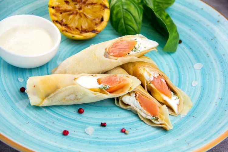 Блины с семгой, рикоттой и зеленью