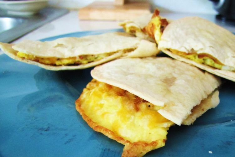 Тортилья с яйцом и сыром