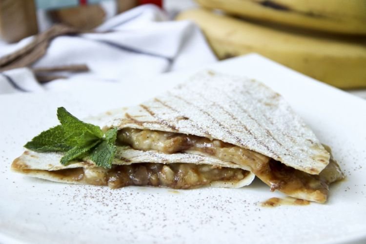 Тортилья с бананом и арахисовой пастой