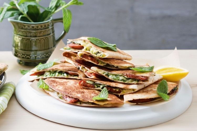 Тортилья с колбасой