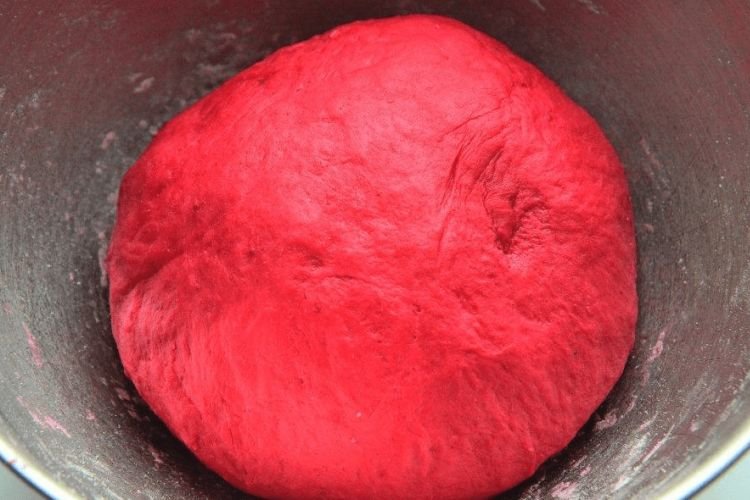 Тесто для пельменей со свекольным соком