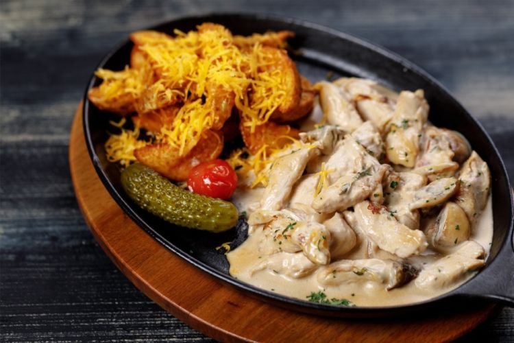 Фрикасе с курицей и грибами