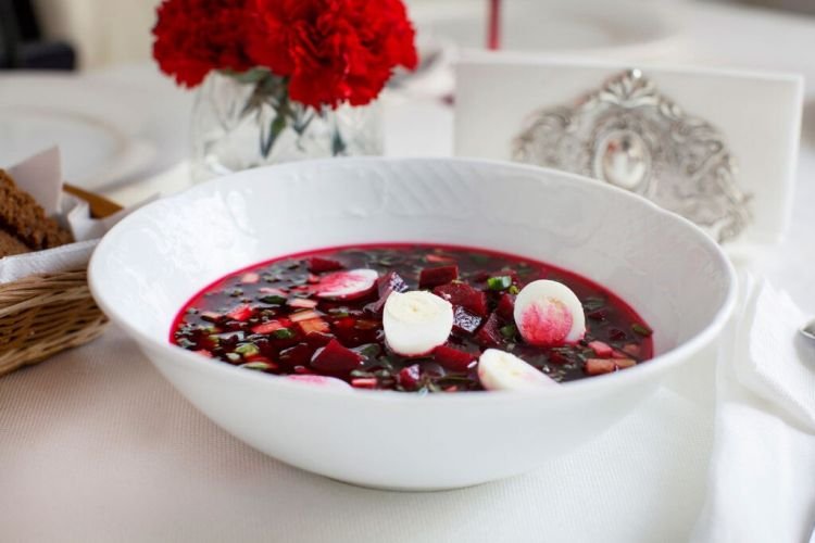 Свекольная ботвинья с кальмарами