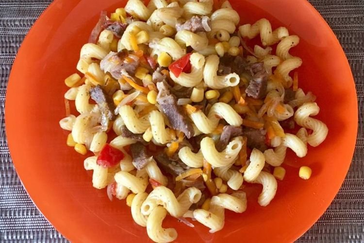Макароны с тушенкой и кукурузой
