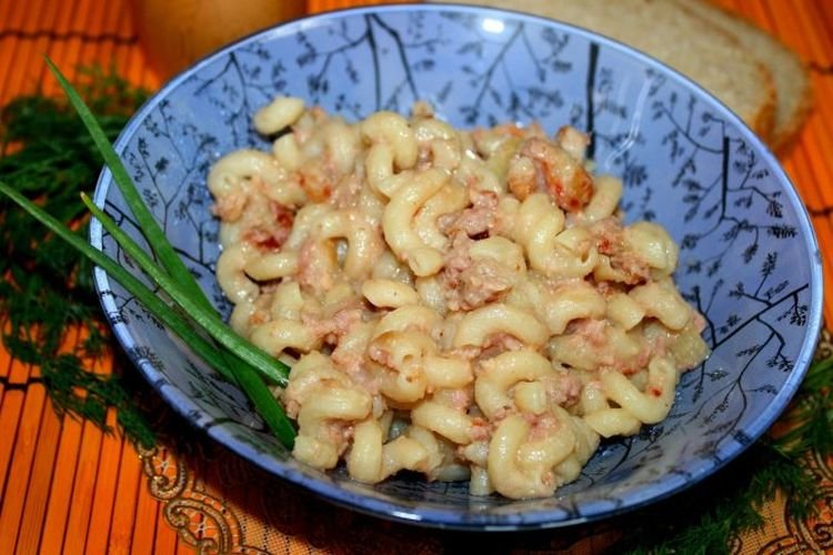 Макароны с тушенкой и кабачками