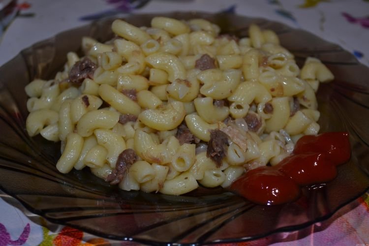 Макароны с тушенкой и яйцом