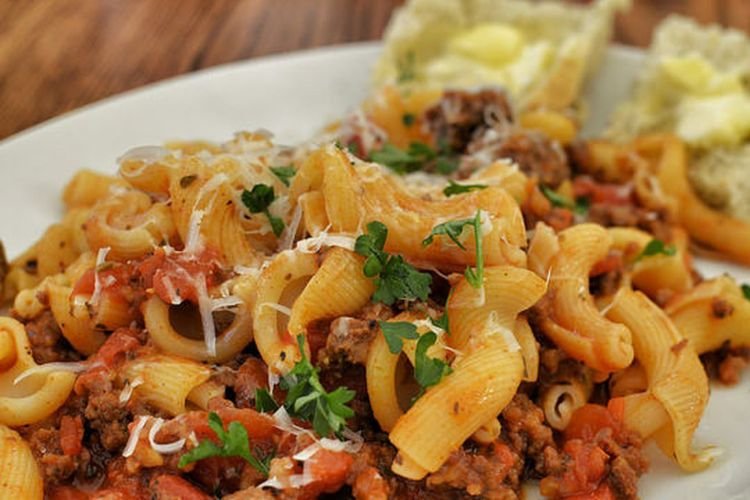 Макароны с тушенкой и сыром