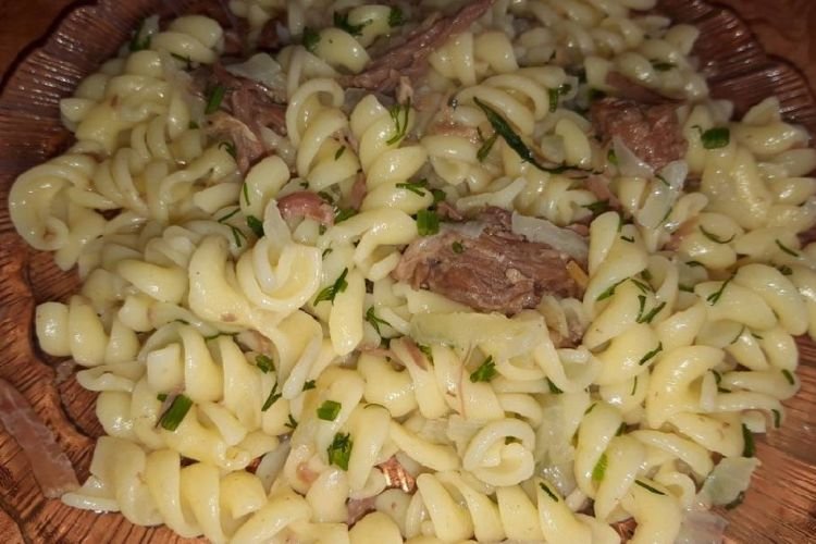 Макароны с тушенкой и сметаной