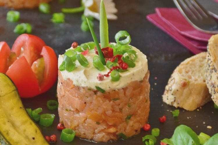 Тартар из лосося с сыром филадельфия