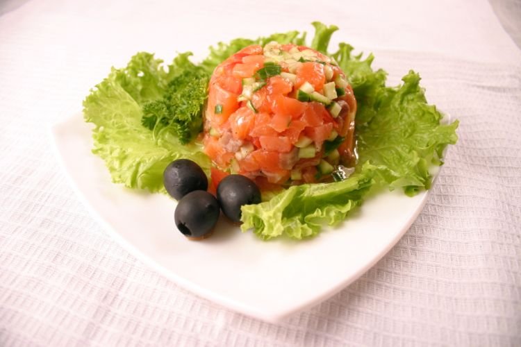 Тартар из лосося с огурцом