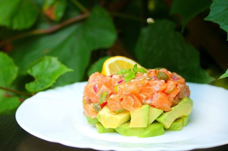 Тартар из слабосоленого лосося с авокадо