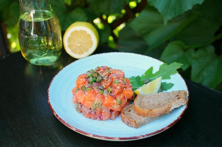 Тартар из лосося с каперсами