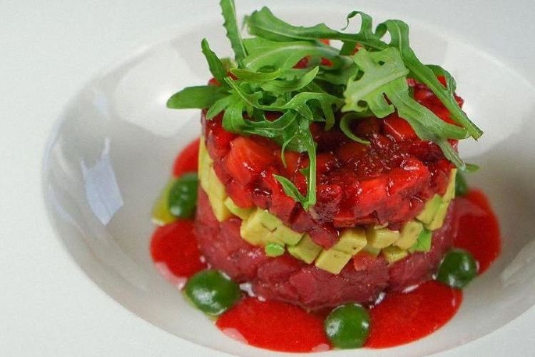 Тартар из лосося с клубникой