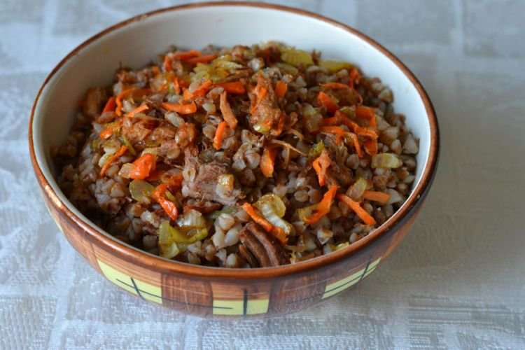 Гречка с тушенкой и овощами