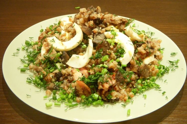 Гречка с тушенкой и яйцом