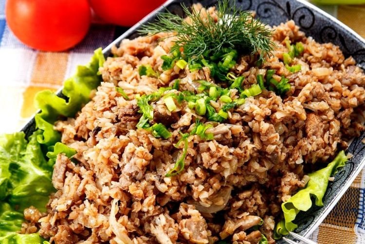 Гречка с тушенкой в кастрюле