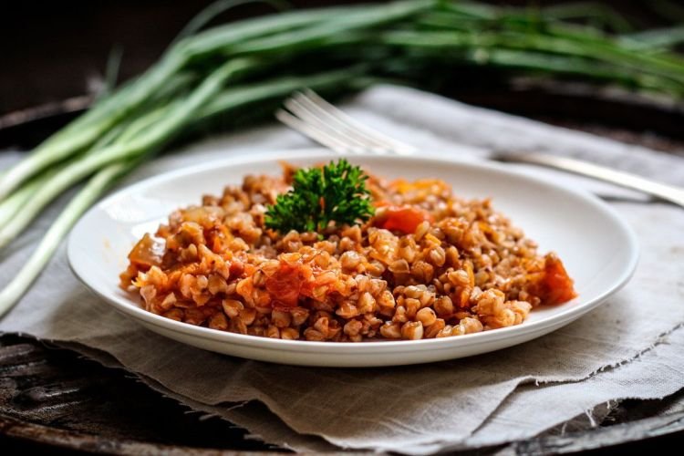 Гречка с тушенкой и помидорами